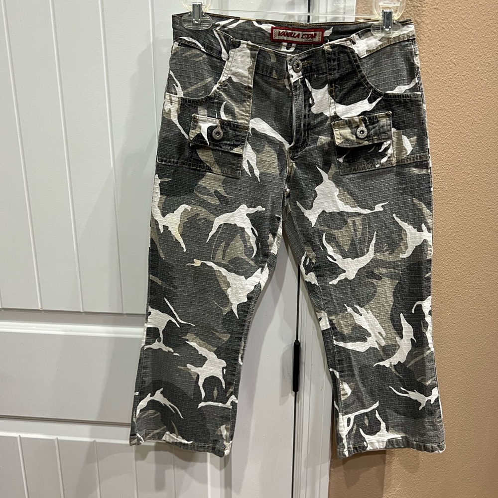 Women’s black white gray camo cropped pants good condition